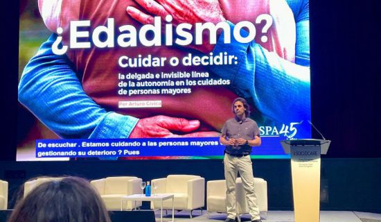 Arturo Gívica participó en el evento SocioCARE 2026, donde abordó la importancia de cuidar a las personas mayores sin sustituir su capacidad de decisión. E