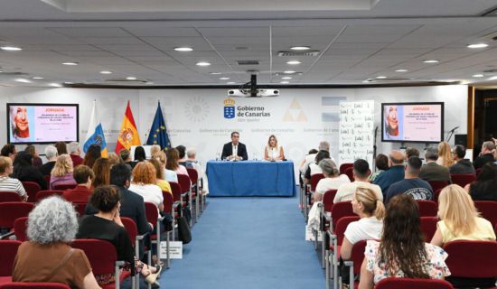 Canarias ha lanzado iniciativas para prevenir el maltrato hacia las personas mayores, destacando la jornada ‘Hacia una cultura del Buen Trato’ presidida po