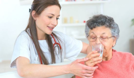 La deshidratación en ancianos es un problema crítico que ocurre cuando el cuerpo pierde más líquidos de los que ingiere. Los adultos mayores son especialme