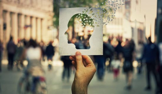 La demencia y la enfermedad de Alzheimer son conceptos diferentes. La demencia es un síndrome que incluye síntomas cognitivos y conductuales causados por d