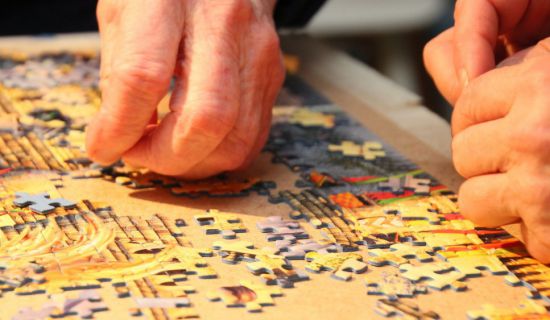 Los ejercicios de memoria para personas mayores son fundamentales para mantener y mejorar la salud cognitiva en la tercera edad. A pesar del envejecimiento