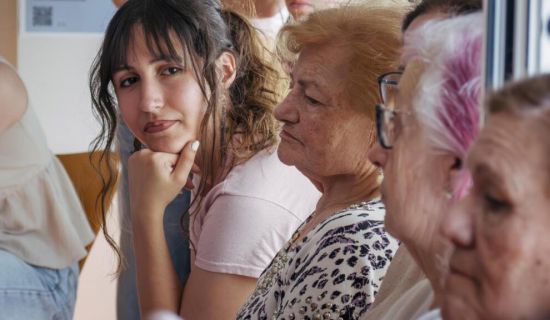 La Fundación 'la Caixa' ha llevado a cabo un encuentro intergeneracional en el Centro Social de Personas Mayores El Llano, en Gijón, con el objetivo de com