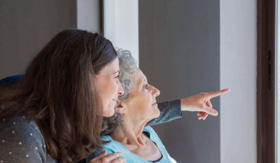 La enfermedad de Alzheimer es una afección neurodegenerativa progresiva que provoca el deterioro de la memoria y otras funciones cognitivas, asociada al de
