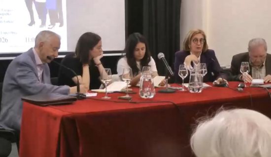 La noticia analiza el supuesto conflicto intergeneracional en España, desmitificando la idea de que jóvenes y mayores están en constante enfrentamiento. A 