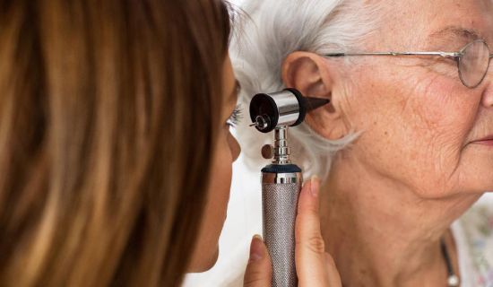 FIAPAS ha lanzado un análisis interdisciplinar para mejorar la prevención y atención de la sordera en personas mayores. Este documento, titulado 'Análisis 