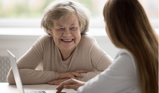 La fisioterapia a domicilio se está convirtiendo en una solución esencial para las personas mayores en España, especialmente en Sant Cugat, donde la demand
