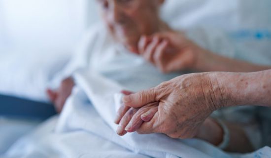 La Comunidad de Madrid ampliará este año su red de cuidados paliativos a domicilio, alcanzando un total de 56 equipos con la incorporación de siete nuevos.