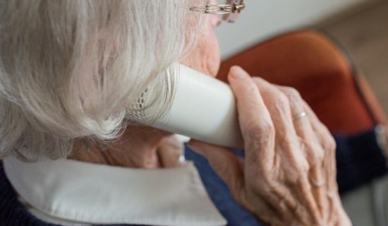 La Comunidad de Madrid ha implementado el programa CREARED para ayudar a 700 mayores de 65 años en municipios rurales a combatir la soledad mediante el uso