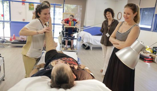 La Comunidad de Madrid ha lanzado 'Lo que nadie te cuenta', un programa innovador que ofrece apoyo psicológico a 60 familias que enfrentan la discapacidad 