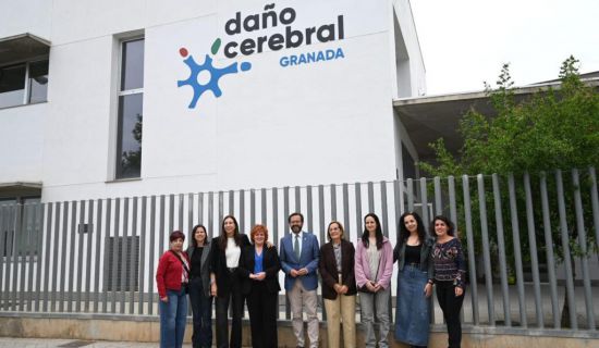 La consejera de Inclusión Social, Loles López, visitó la sede de la Asociación de Daño Cerebral Granada (Agredace) para conocer su labor en la atención a p