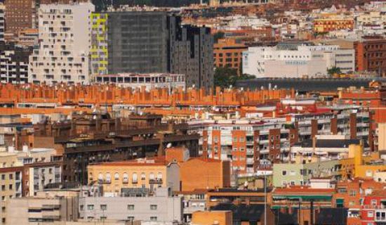 En los últimos 14 años, el número de hogares en España que posee un inmueble ha disminuido un 22%, mientras que los grandes tenedores han cuadruplicado su 