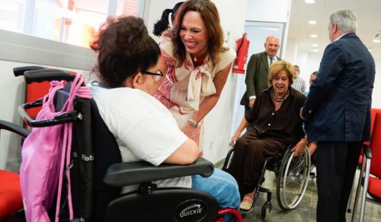 La Junta de Andalucía apoya un innovador proyecto para fomentar la autonomía de personas con gran discapacidad, entregando dos viviendas públicas a COCEMFE