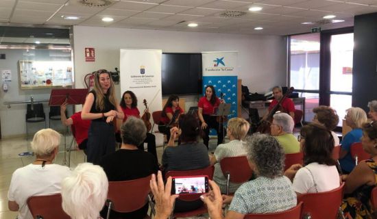 La música se convierte en una herramienta de bienestar para los mayores en Canarias a través del proyecto 'Música para el bienestar', desarrollado por la A