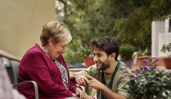 La soledad en la vejez es un tema crucial que afecta a una de cada cinco personas mayores en España. Expertos como Javier Yanguas y Marije Goikoetxea anali
