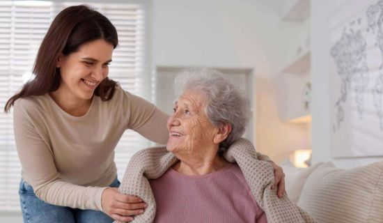 La Dra. Nina Gramunt Fombuena, de la Fundación Pasqual Maragall, presenta una guía práctica sobre los cuidados necesarios para personas con Alzheimer, dest