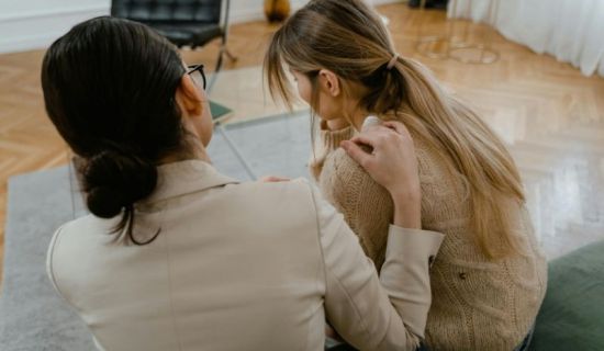 La soledad de las personas cuidadoras es un tema crucial que se aborda en el artículo 'Manos que cuidan, manos solas'. A pesar de estar rodeados de tareas 