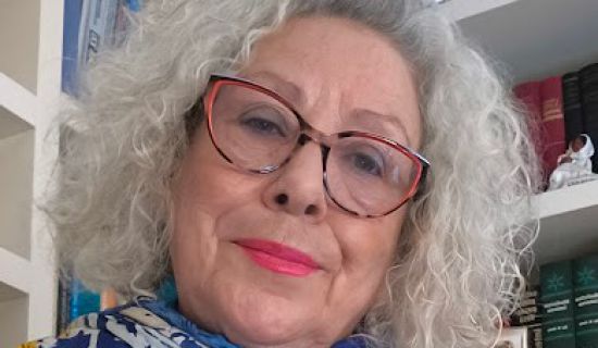 La noticia aborda la relación entre el sistema de dependencia en España y la longevidad femenina, destacando que este sistema tiene un rostro predominantem