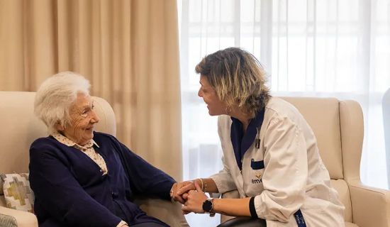 La posición Fowler es una técnica postural esencial para mejorar la calidad de vida de personas mayores o con movilidad reducida. Al elevar el tronco entre