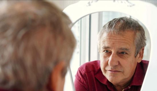 La noticia 'Tengo Alzheimer: reivindicar la identidad y la autonomía desde la conciencia' aborda la complejidad emocional y social que enfrentan las person