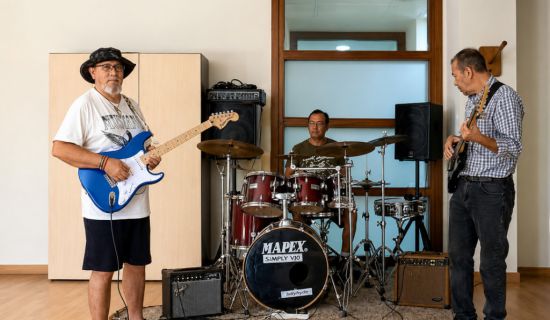 En la residencia DomusVi Sierra de las Nieves en Málaga, un grupo de personas mayores ha formado la banda de rock 'The Triky', convirtiendo la música en un