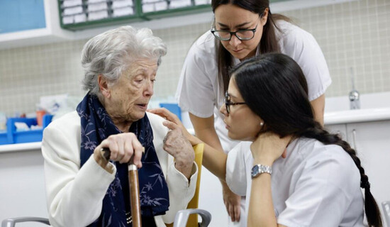 La presidenta de la Comunidad de Madrid, Isabel Díaz Ayuso, ha presentado el programa SERMAS 100, un nuevo Programa Integral de Atención a personas centena