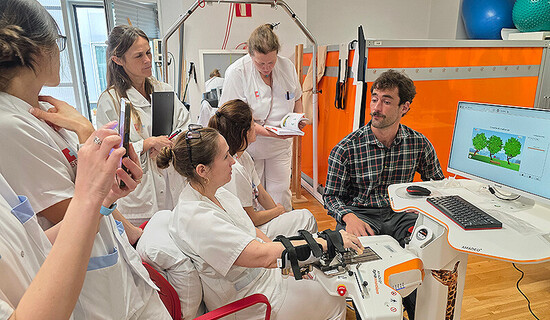 El Hospital Universitario Marqués de Valdecilla ha incorporado dos nuevos exoesqueletos robóticos, 'Amadeo' y 'Armeo', para mejorar la neurorrehabilitación