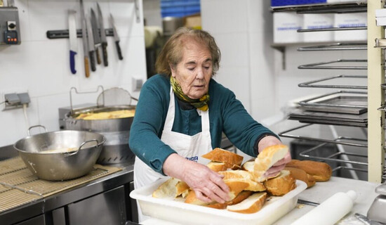 La Comunidad de Madrid ha aprobado renovar el programa Cuídame, que ofrece cuidados y servicios de proximidad a mayores de 65 años en municipios rurales. L