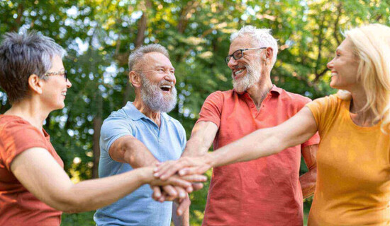 La prevención del Alzheimer es posible a través de hábitos saludables, según un informe de la Comisión Lancet 2024, que indica que cerca del 45% de los cas