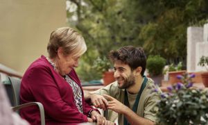Expertos analizan el impacto de la soledad en la vejez y su complejidad emocional