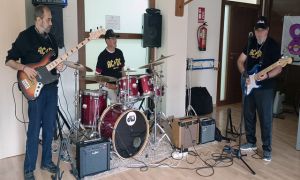Residencia de mayores en Málaga crea una banda de rock que fomenta la convivencia a través de la música