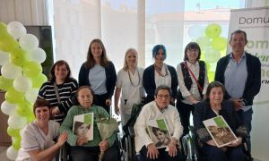 Más de 220 mayores reciben su libro de vida en el proyecto 'Vidas con Historia' de DomusVi