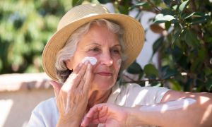Protección solar esencial para la piel frágil de los mayores en verano