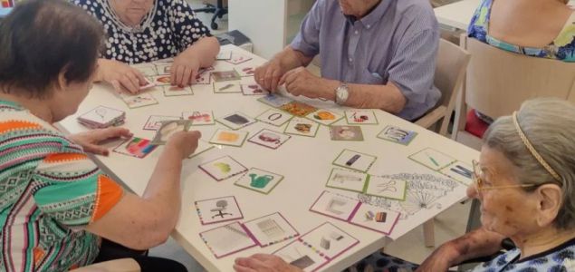 Descubre 15 juegos de memoria diseñados para personas mayores que ayudan a ejercitar funciones cognitivas como la atención, el lenguaje y el recuerdo. Esto