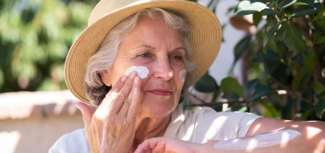 La protección solar es esencial para las personas mayores, ya que su piel es más frágil y propensa a quemaduras e irritaciones. La exposición al sol no sol
