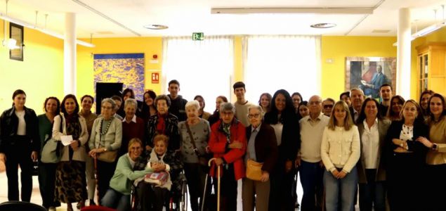 Estudiantes de la Universidad Carlos III de Madrid han llevado música a la residencia de mayores Ballesol Príncipe de Vergara en Madrid, ofreciendo microco