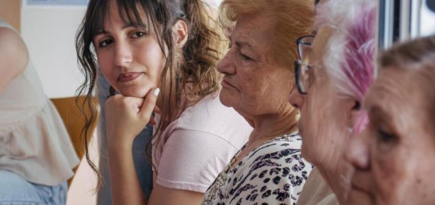 La Fundación 'la Caixa' ha llevado a cabo un encuentro intergeneracional en el Centro Social de Personas Mayores El Llano, en Gijón, con el objetivo de com