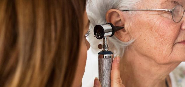 FIAPAS ha lanzado un análisis interdisciplinar para mejorar la prevención y atención de la sordera en personas mayores. Este documento, titulado 'Análisis 