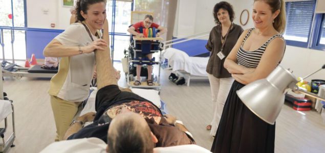 La Comunidad de Madrid ha lanzado 'Lo que nadie te cuenta', un programa innovador que ofrece apoyo psicológico a 60 familias que enfrentan la discapacidad 