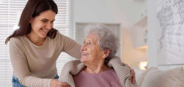 La Dra. Nina Gramunt Fombuena, de la Fundación Pasqual Maragall, presenta una guía práctica sobre los cuidados necesarios para personas con Alzheimer, dest