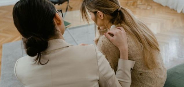 La soledad de las personas cuidadoras es un tema crucial que se aborda en el artículo 'Manos que cuidan, manos solas'. A pesar de estar rodeados de tareas 