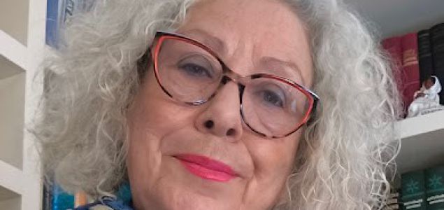 La noticia aborda la relación entre el sistema de dependencia en España y la longevidad femenina, destacando que este sistema tiene un rostro predominantem