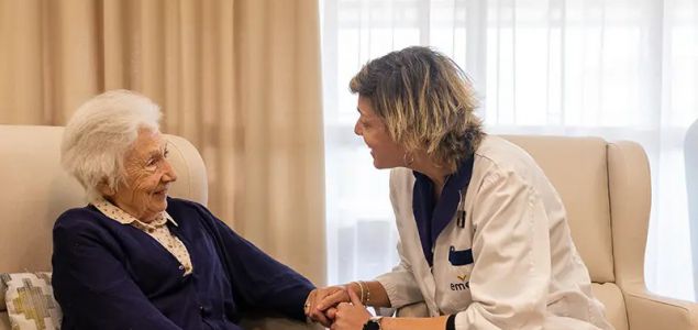 La posición Fowler es una técnica postural esencial para mejorar la calidad de vida de personas mayores o con movilidad reducida. Al elevar el tronco entre