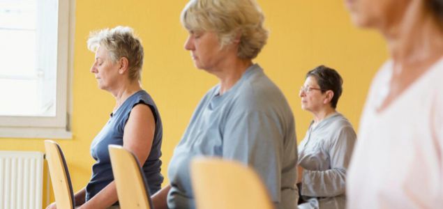 La técnica de relajación muscular progresiva de Jacobson es una herramienta valiosa para cuidadores de familiares con Alzheimer, quienes a menudo enfrentan