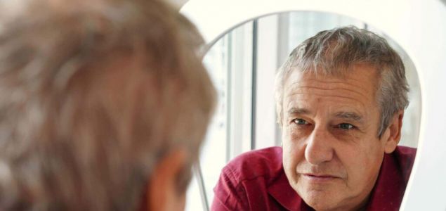 La noticia 'Tengo Alzheimer: reivindicar la identidad y la autonomía desde la conciencia' aborda la complejidad emocional y social que enfrentan las person