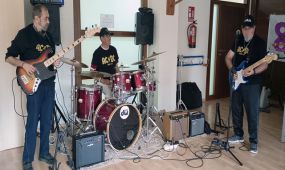 En la residencia DomusVi Sierra de las Nieves en Málaga, un grupo de personas mayores ha formado la banda de rock 'The Triky', convirtiendo la música en un