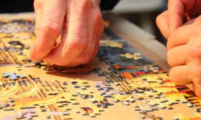Los ejercicios de memoria para personas mayores son fundamentales para mantener y mejorar la salud cognitiva en la tercera edad. A pesar del envejecimiento