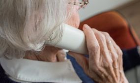 La Comunidad de Madrid ha implementado el programa CREARED para ayudar a 700 mayores de 65 años en municipios rurales a combatir la soledad mediante el uso