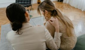 La soledad de las personas cuidadoras es un tema crucial que se aborda en el artículo 'Manos que cuidan, manos solas'. A pesar de estar rodeados de tareas 