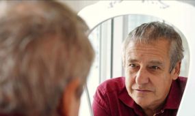 La noticia 'Tengo Alzheimer: reivindicar la identidad y la autonomía desde la conciencia' aborda la complejidad emocional y social que enfrentan las person