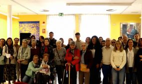 Estudiantes de la Universidad Carlos III de Madrid han llevado música a la residencia de mayores Ballesol Príncipe de Vergara en Madrid, ofreciendo microco